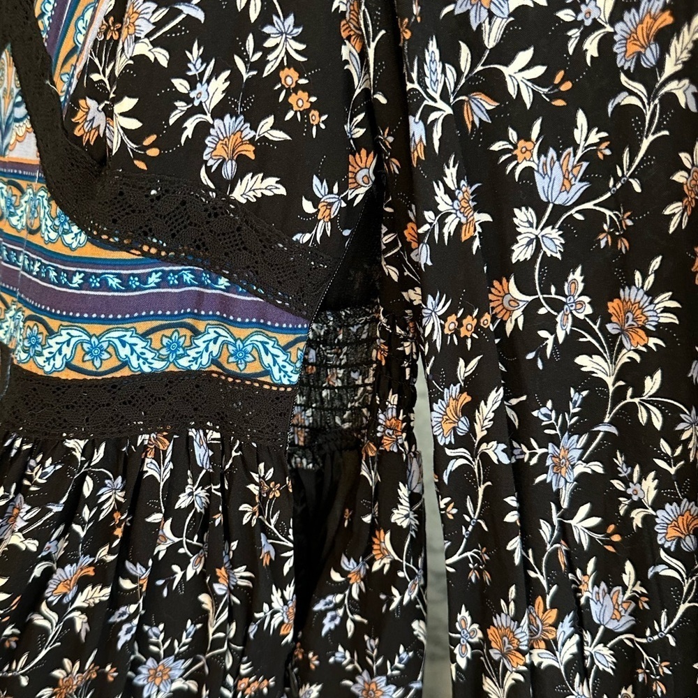 In Loom Floral Back Lace V-Neck Dress - Picture 4 of 7